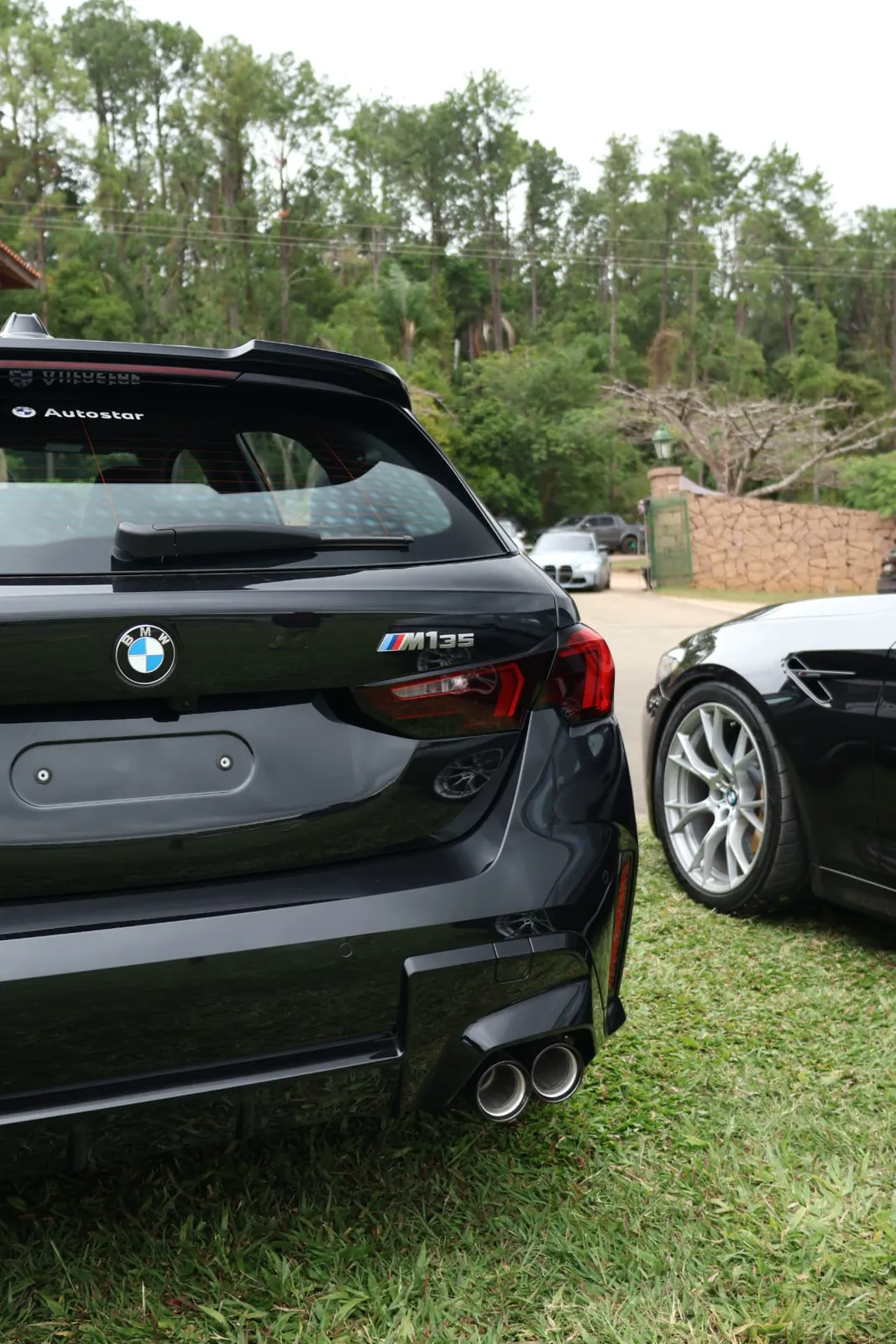 Traseira do BMW M135 ao lado de outro BMW