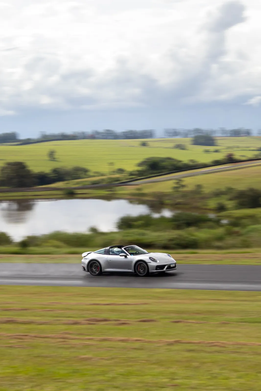 Porsche 911 Targa em velocidade com o lago ao fundo