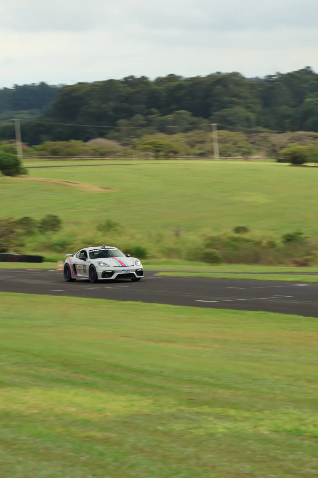 Porsche Cayman GT4 Martini saindo da curva