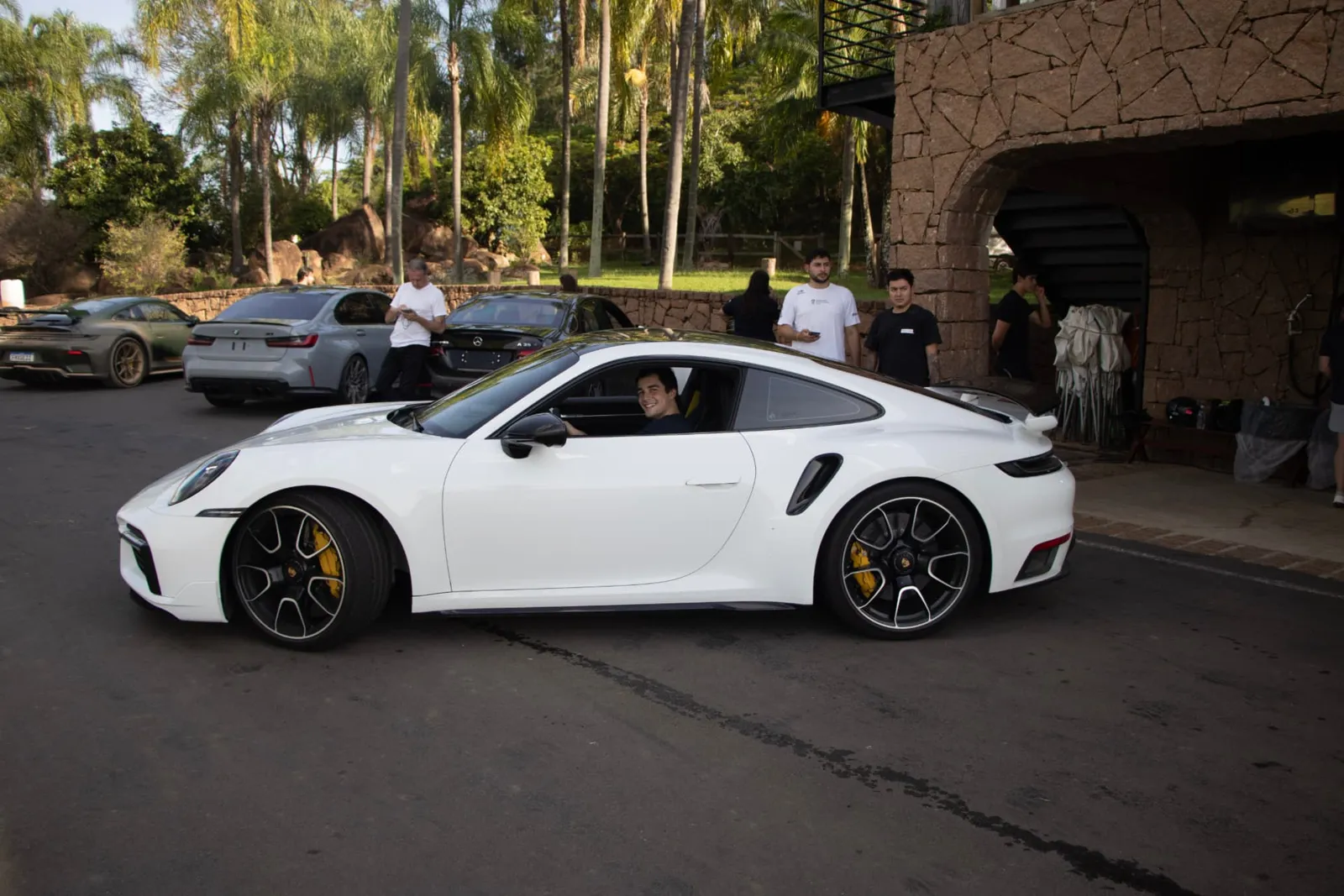 Porsche 911 Turbo branco nos boxes do autódromo