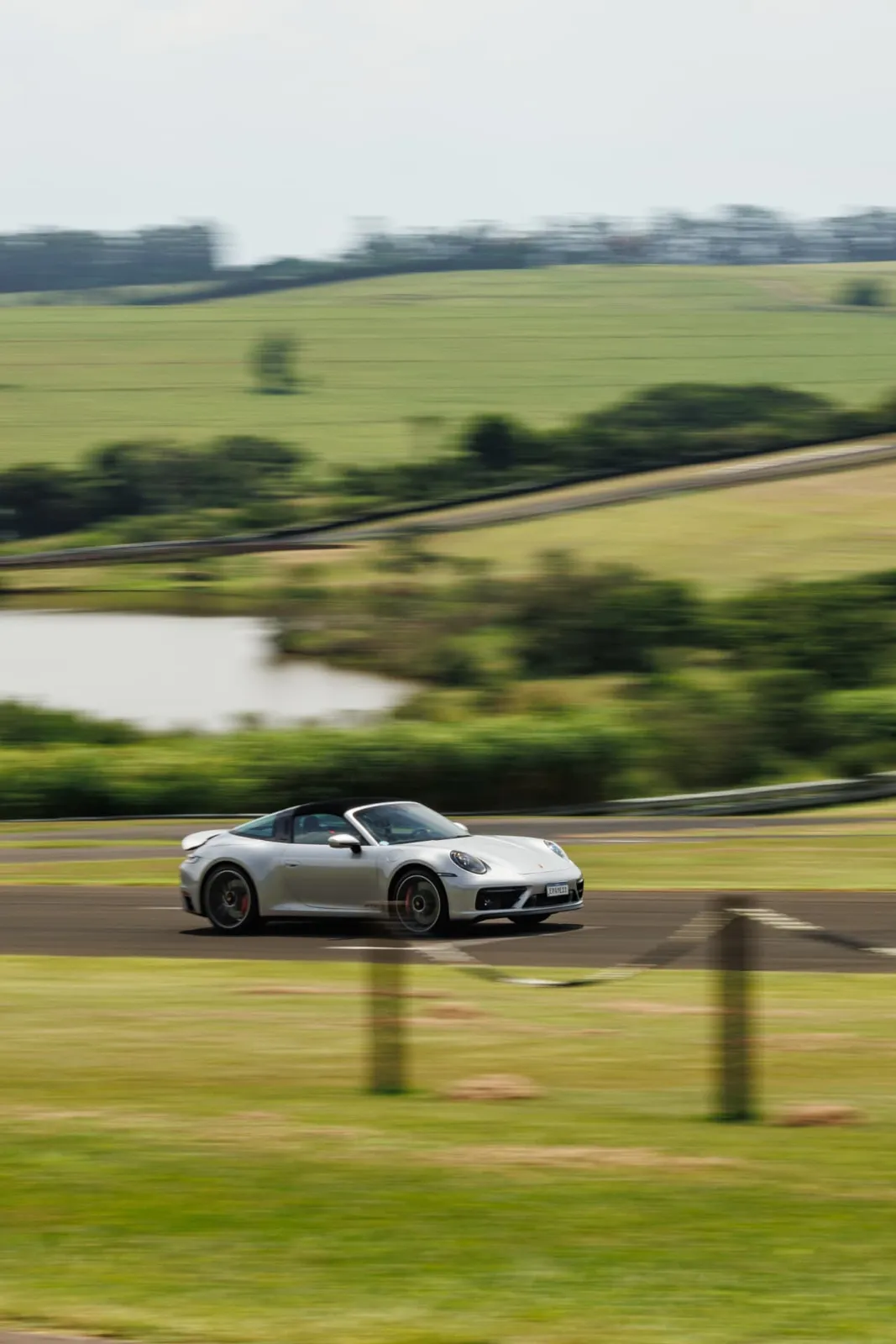 Porsche 911 Targa em movimento na pista