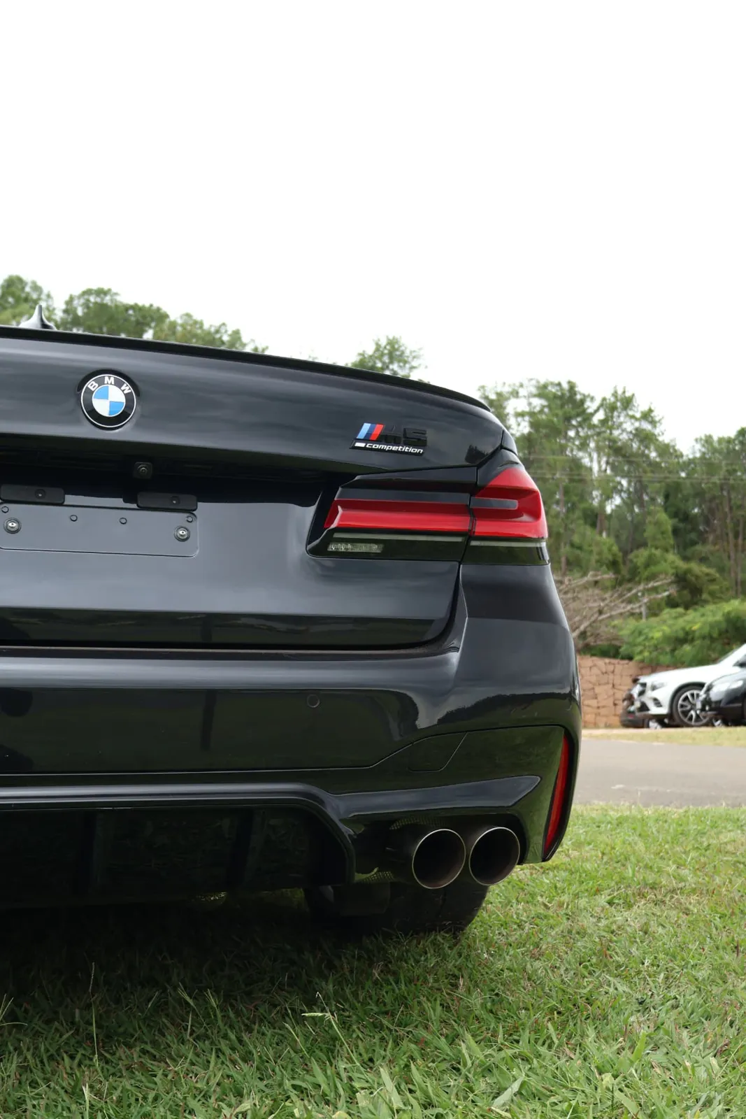 Traseira do BMW M5 Competition no gramado