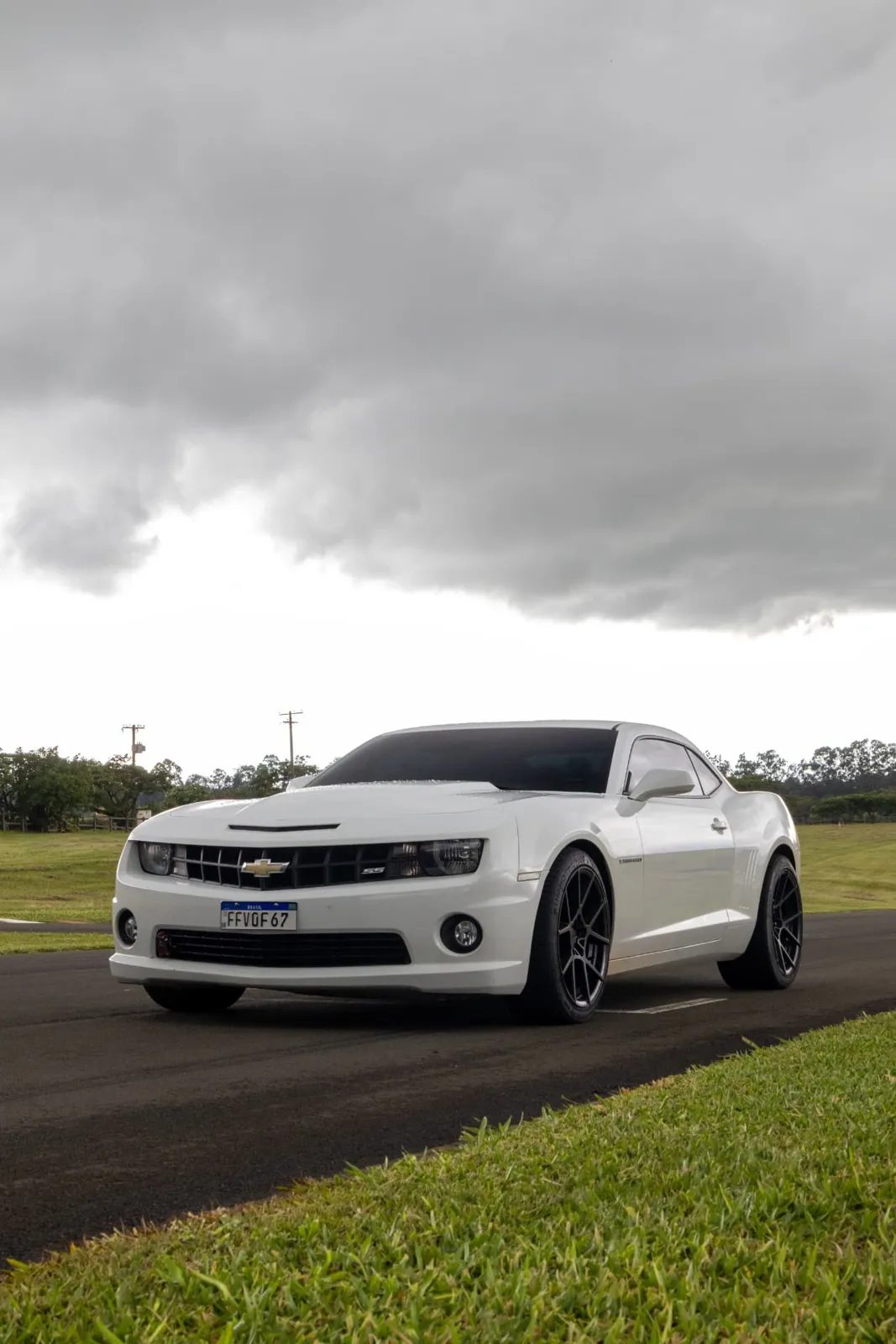 Chevrolet Camaro SS branco sob céu carregado
