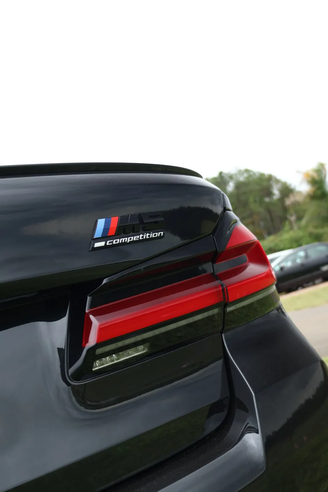 Detalhe do emblema M5 Competition e da lanterna
