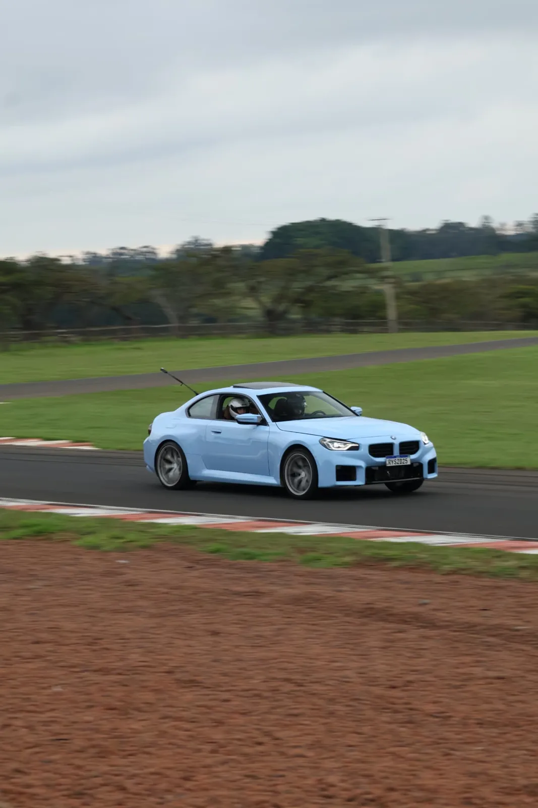 BMW M2 azul em velocidade na pista