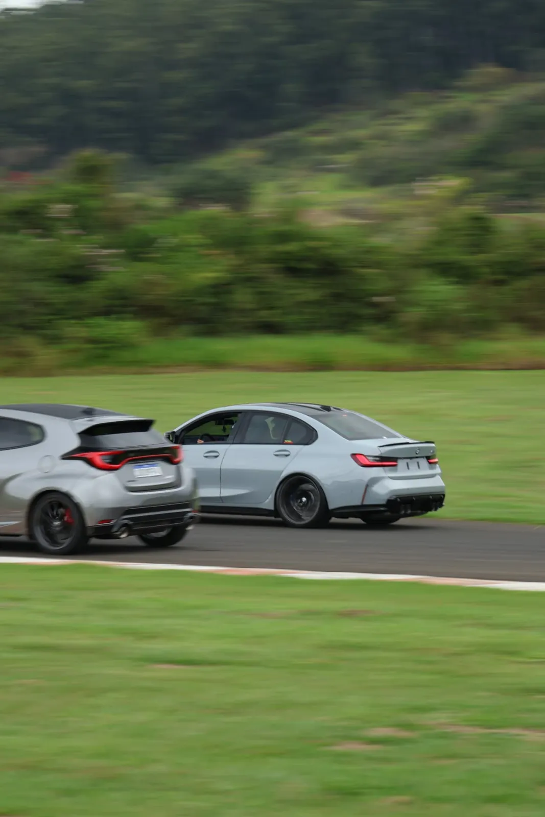Toyota GR Yaris e BMW M3 lado a lado na pista