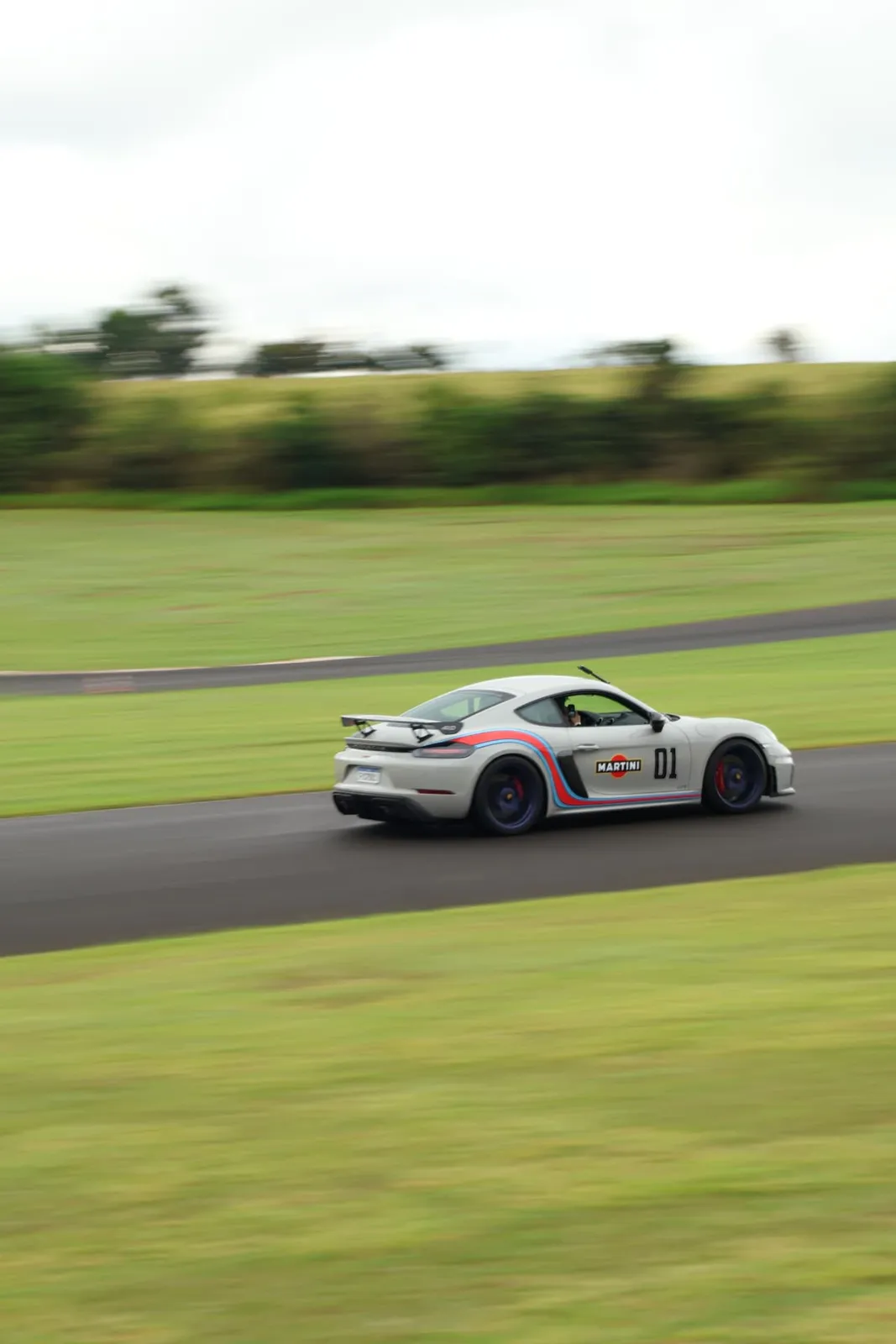 Porsche Cayman GT4 Martini na reta