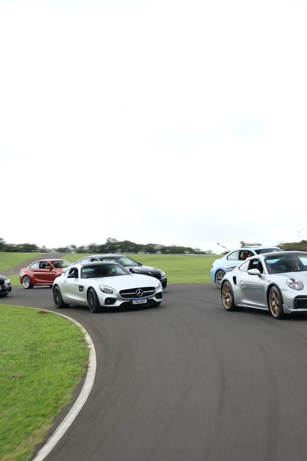 Mercedes-AMG GT e Porsche 911 Turbo S em curva