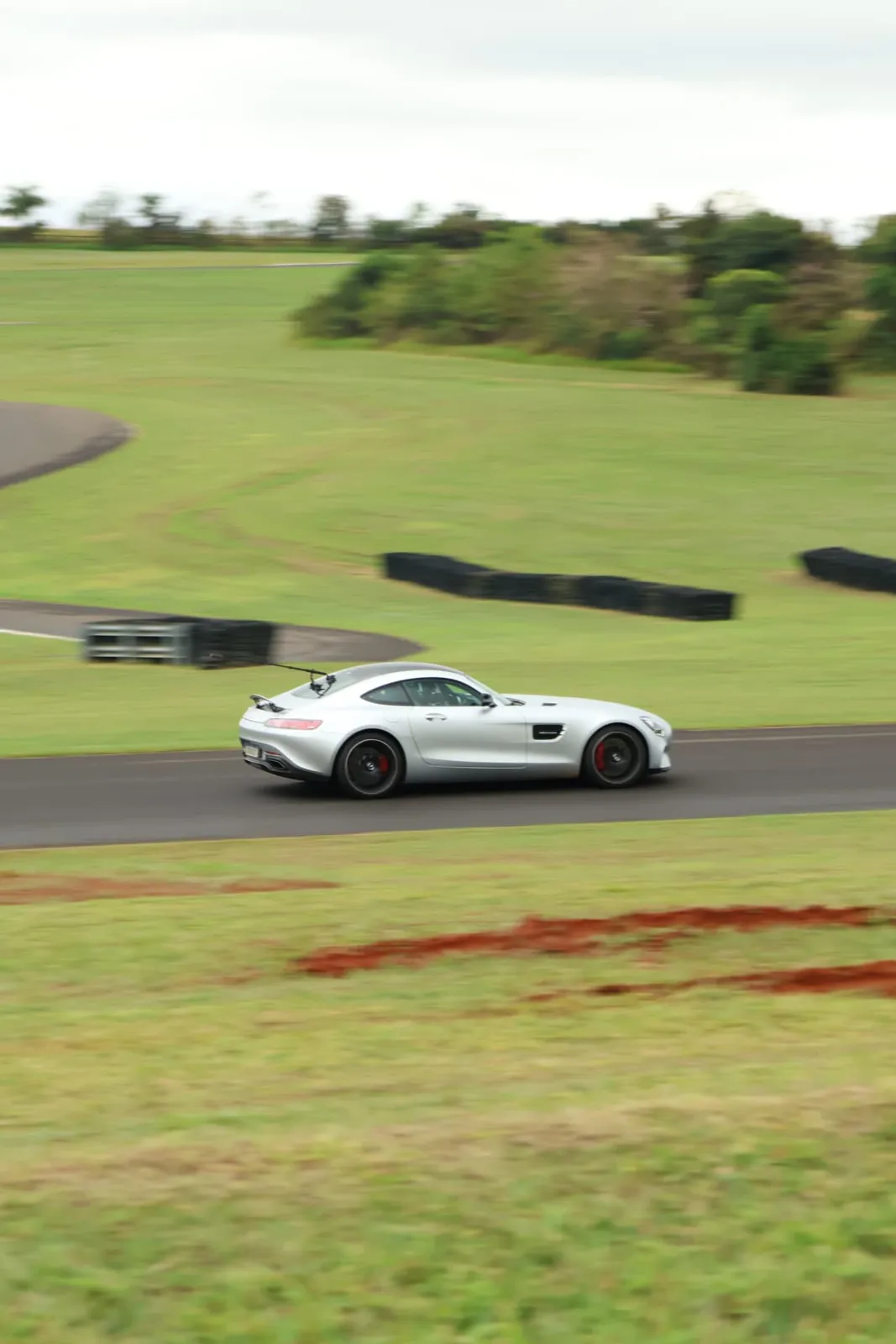 Mercedes-AMG GT prata em velocidade na pista