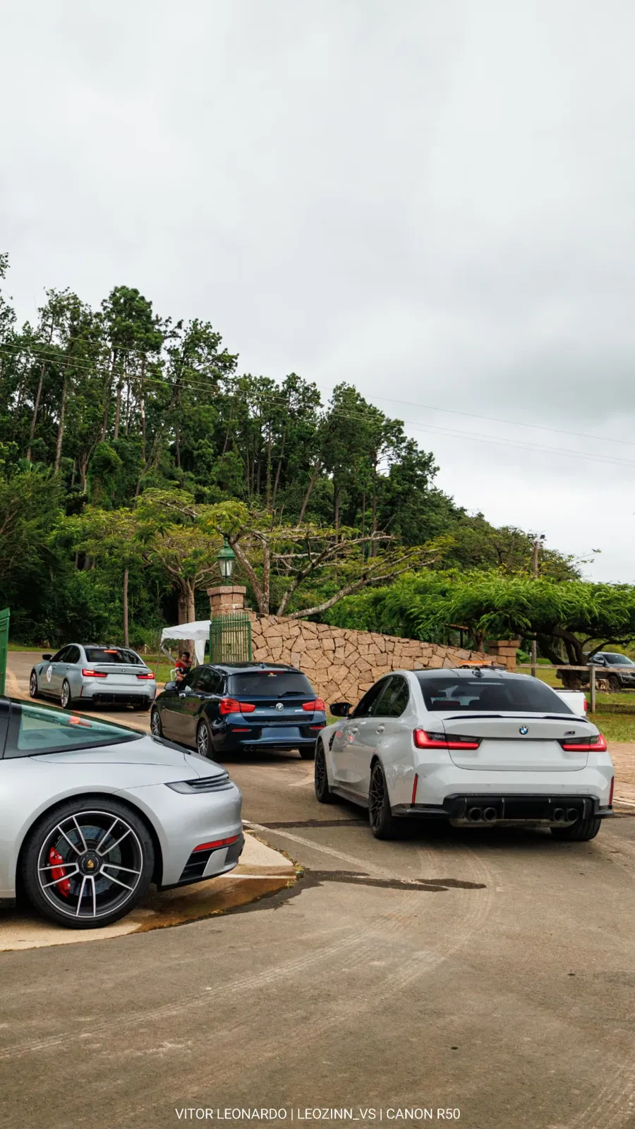 BMW M3 e outros carros na saída para a pista
