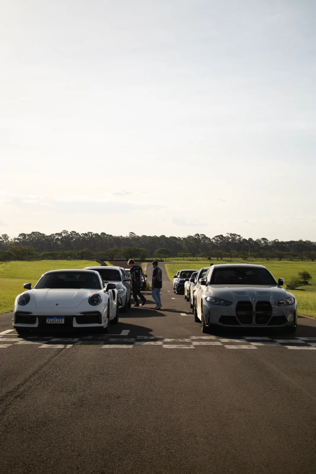 Carros alinhados no grid de largada