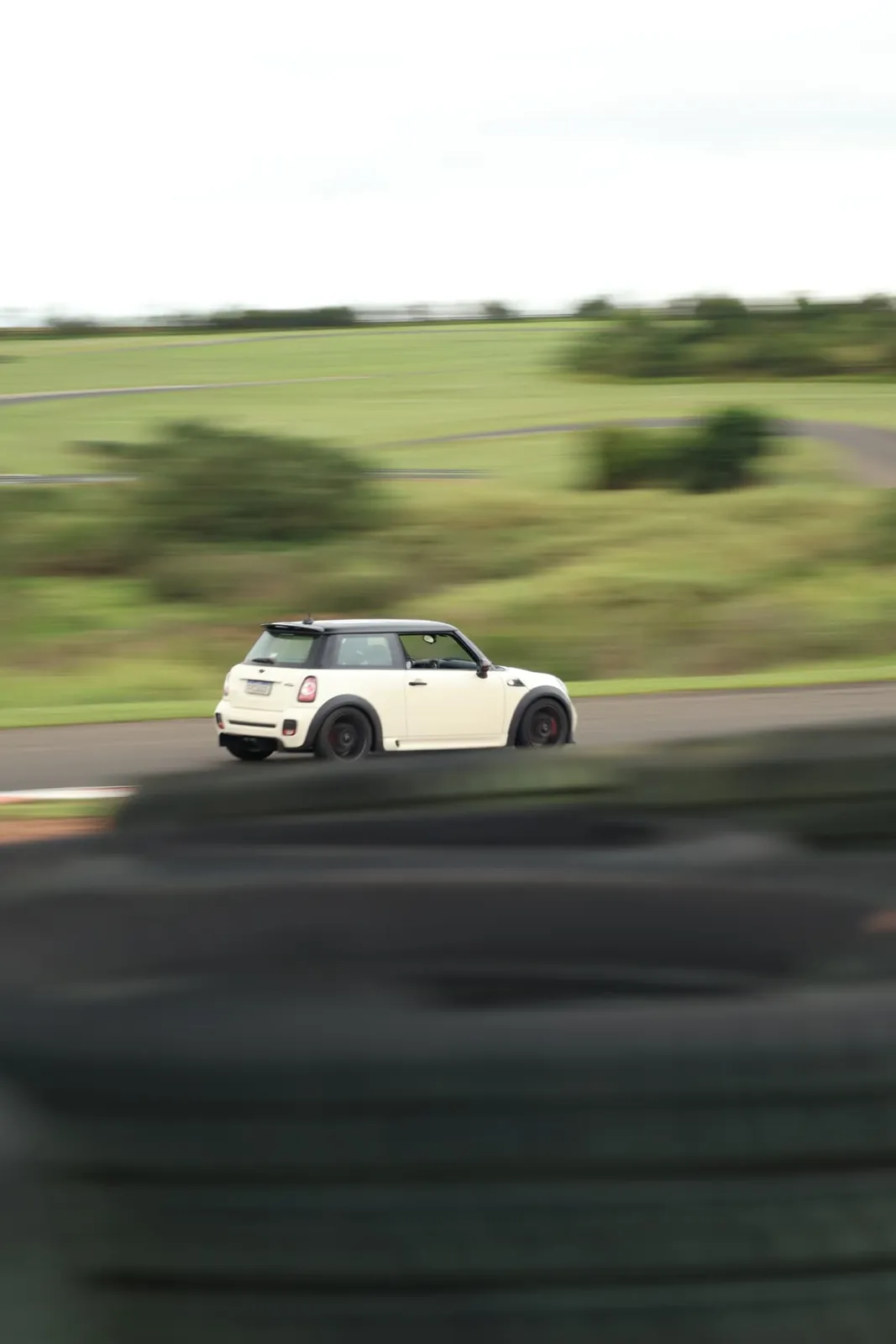Mini John Cooper Works em velocidade