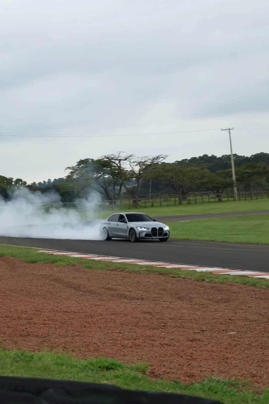 BMW M3 queimando pneus na reta