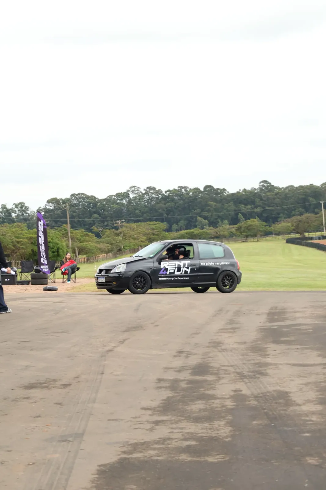Renault Clio Rent4Fun manobrando no paddock