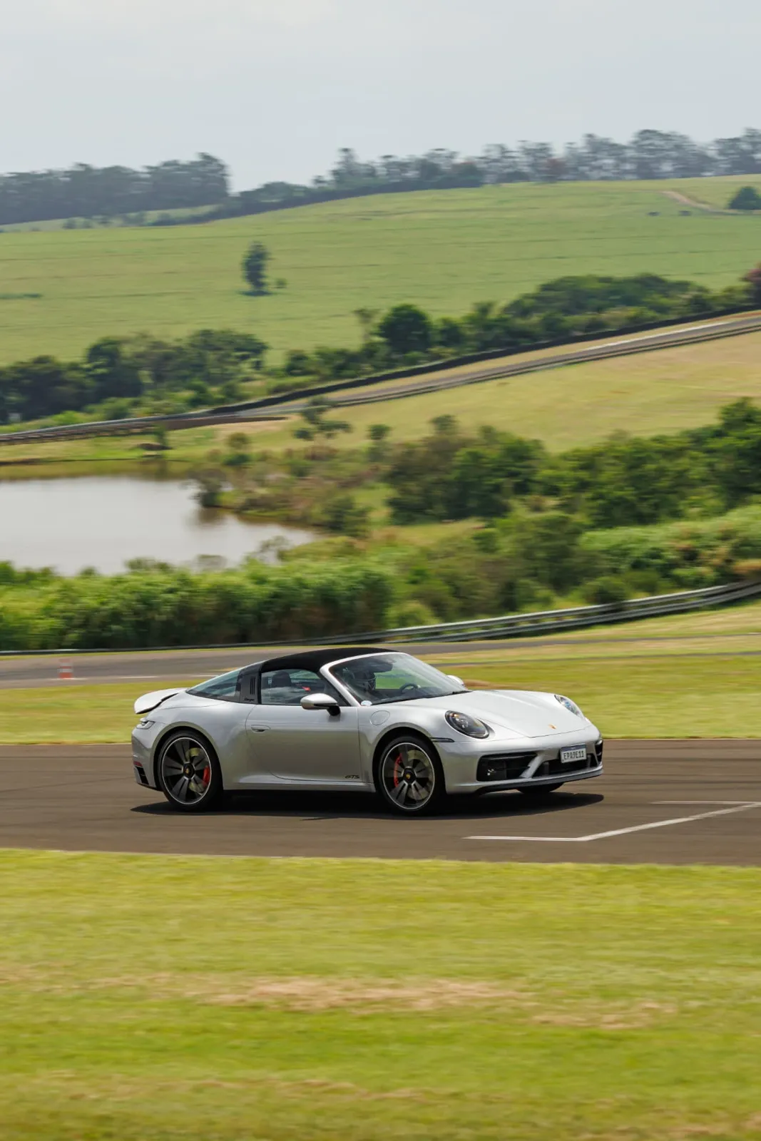 Porsche 911 Targa GTS em velocidade com o lago ao fundo
