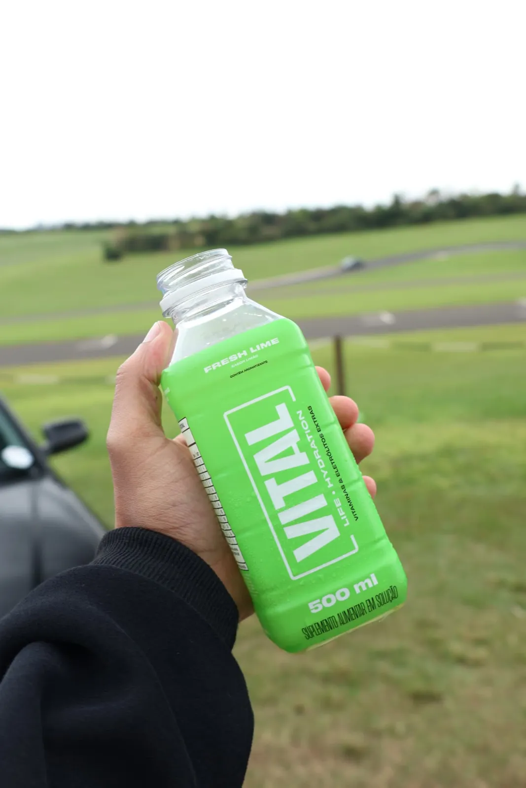 Garrafa Vital Fresh Lime com a pista ao fundo