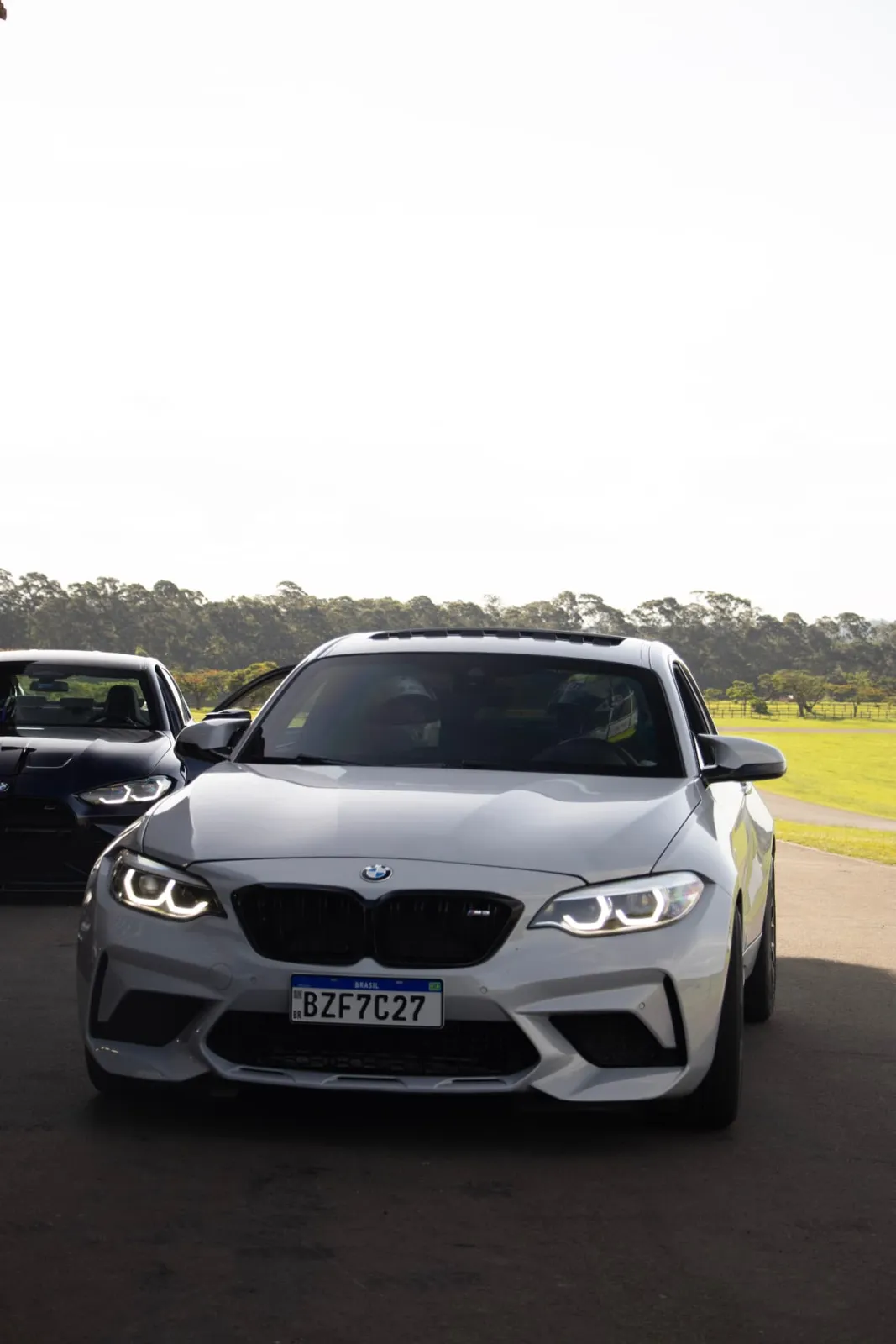 BMW M2 Competition prata no paddock