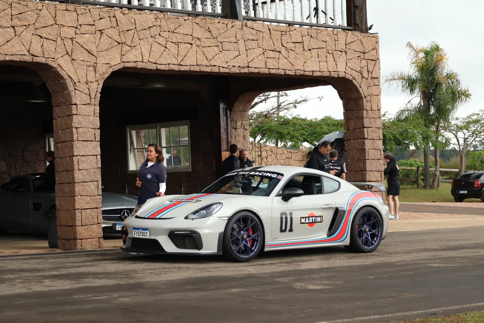Porsche Cayman GT4 Martini em frente aos boxes
