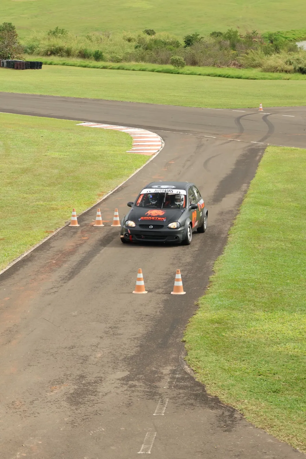 Carro Power Class passando entre os cones