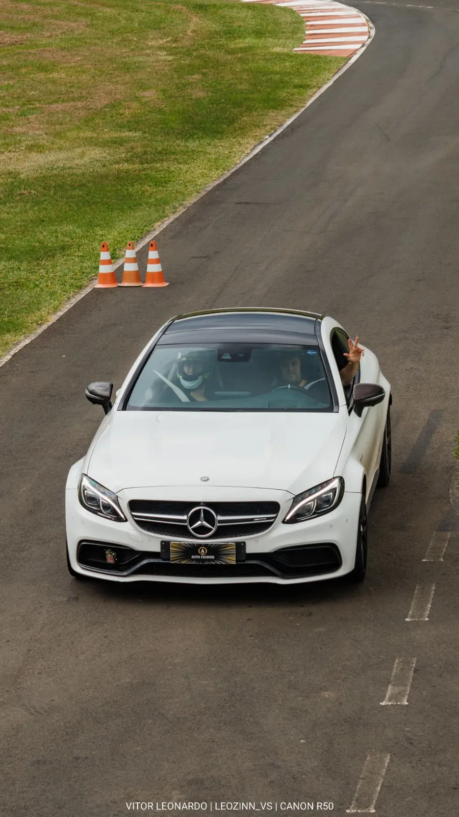 Mercedes-AMG C63 Coupé branco saindo da curva