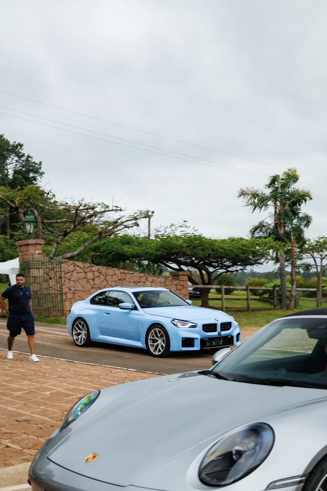 BMW M2 azul chegando ao paddock