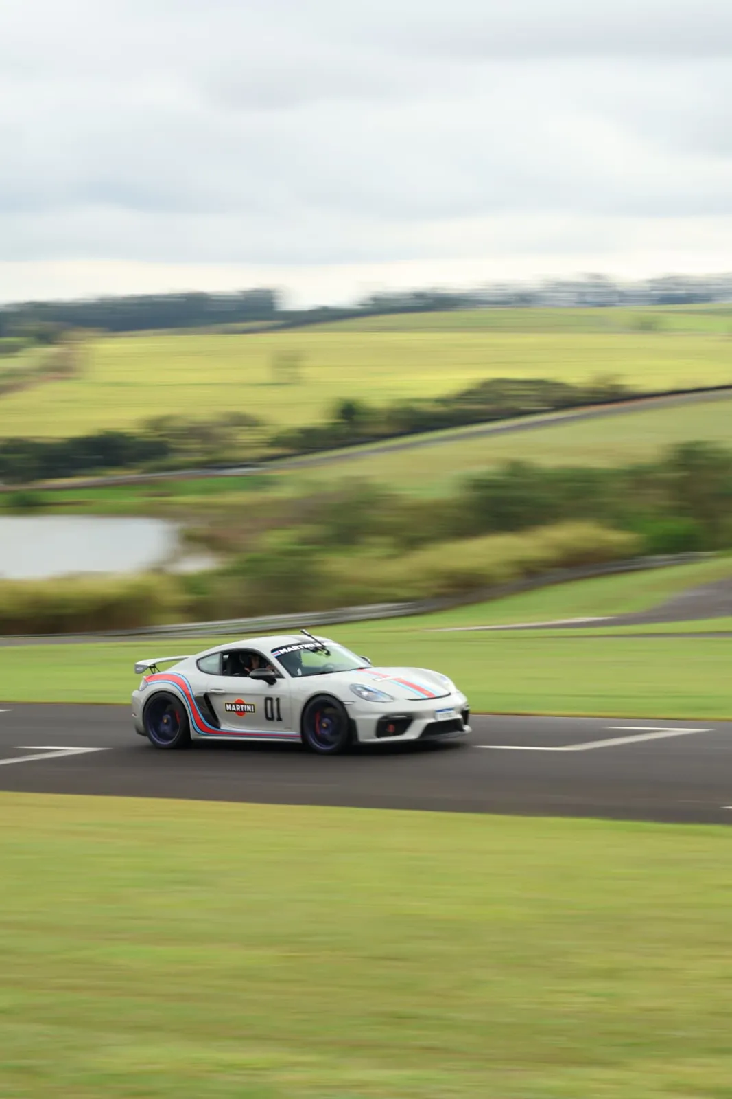 Porsche Cayman GT4 com pintura Martini em velocidade