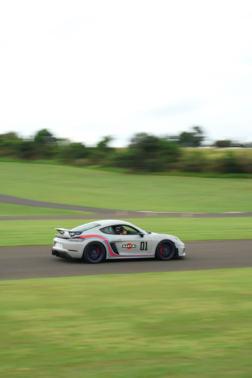 Porsche Cayman GT4 Martini em velocidade na pista