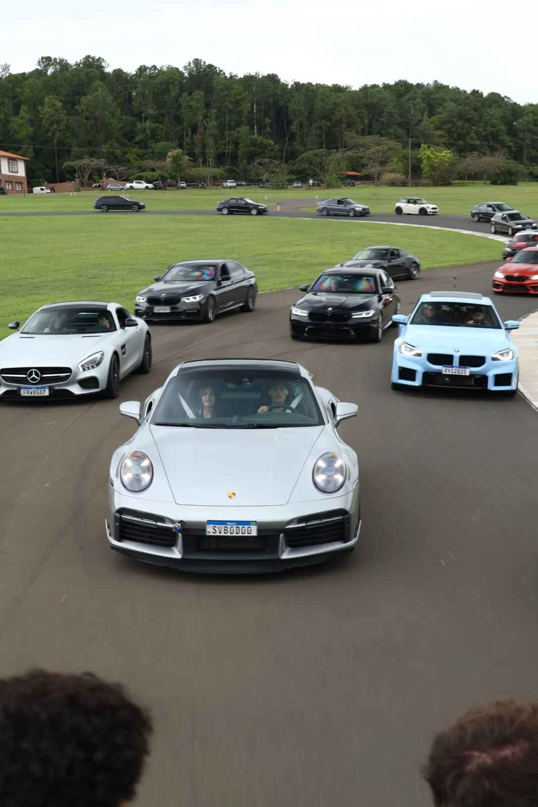 Porsche 911 Turbo S à frente de AMG GT, BMW M5 e BMW M2 azul