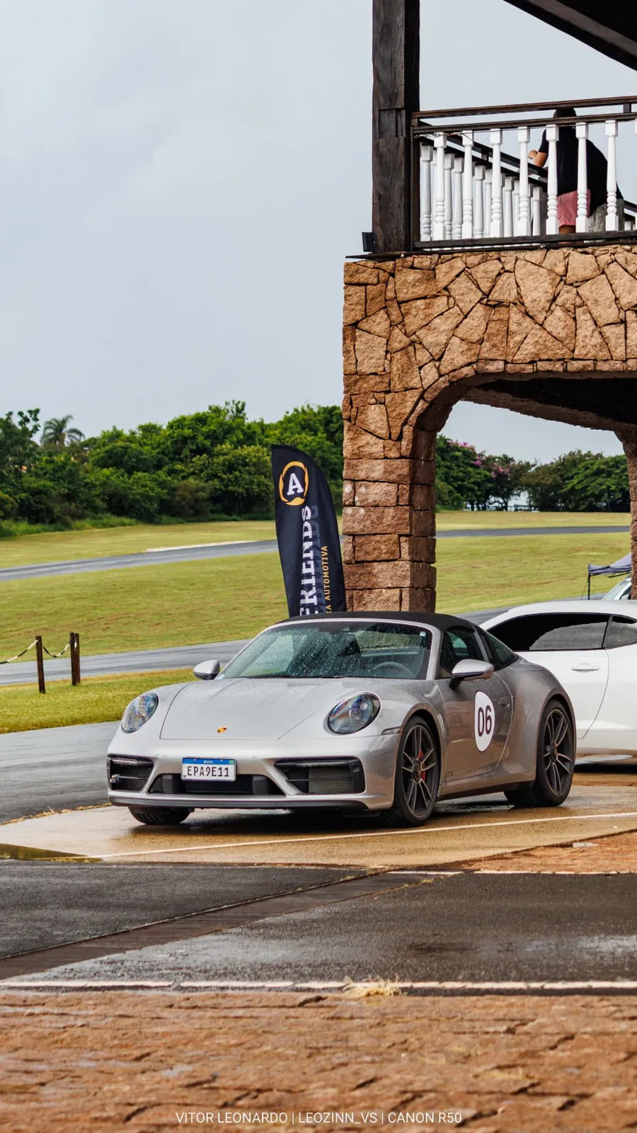 Porsche 911 Targa GTS em frente à sede do autódromo