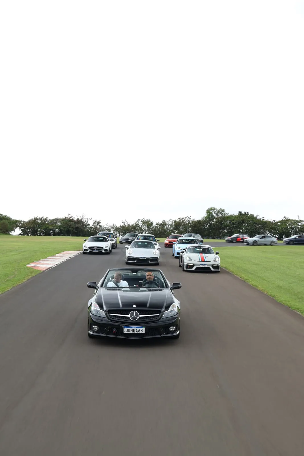Mercedes SL 63 à frente do pelotão na pista