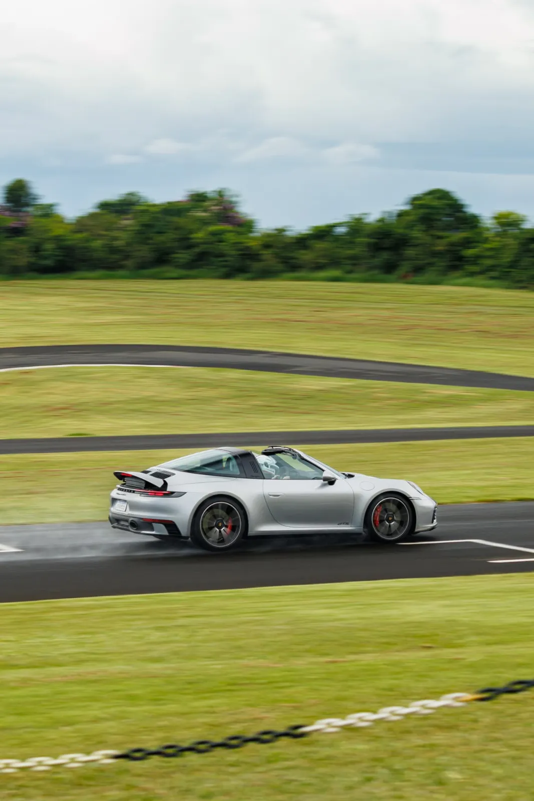 Porsche 911 Targa GTS em velocidade na pista molhada