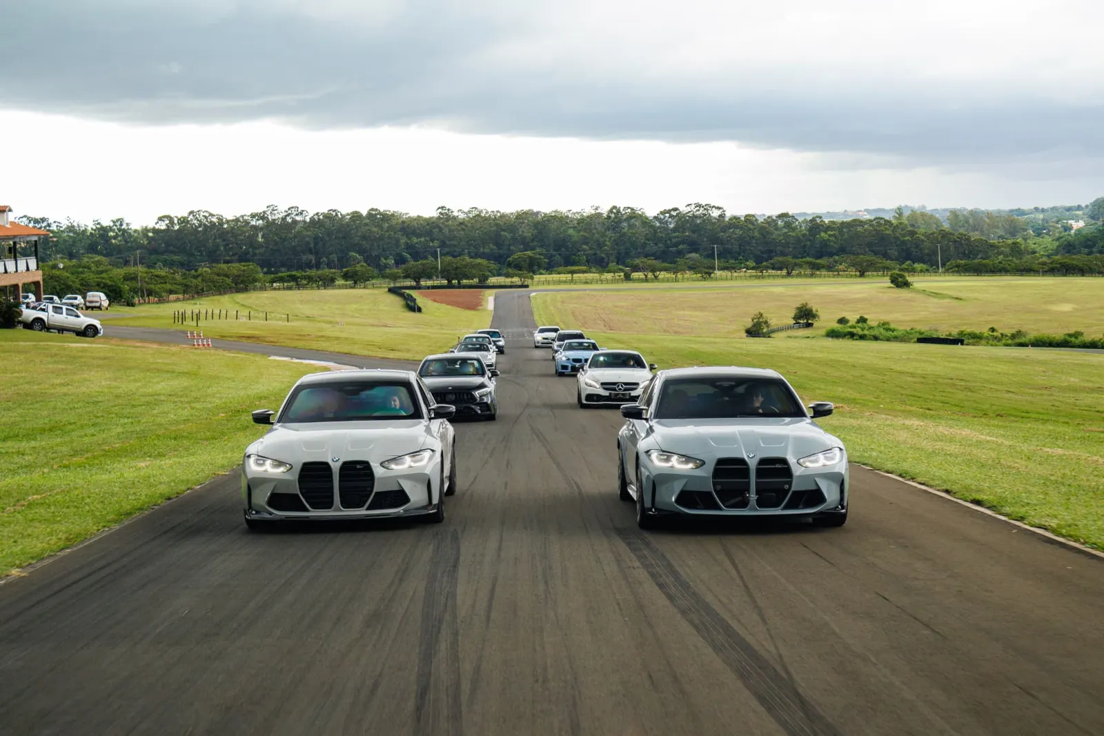 Comboio de carros liderado por dois BMW M3 na reta do autódromo
