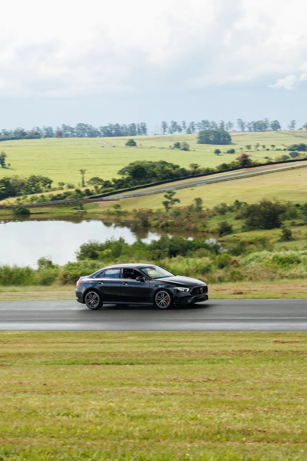 Mercedes-AMG A45 preto com o lago ao fundo