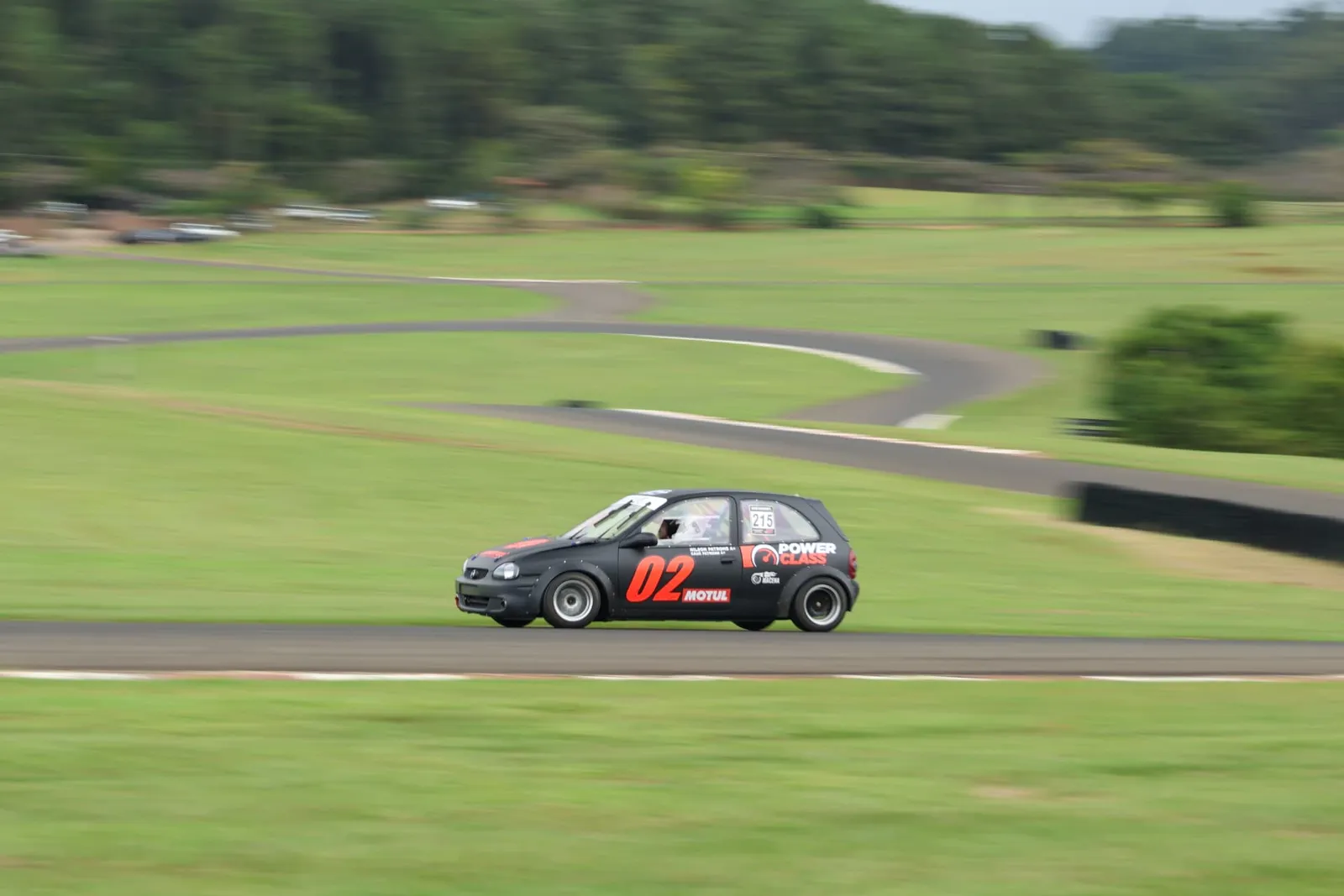 Chevrolet Corsa Power Class número 02 com o traçado ao fundo