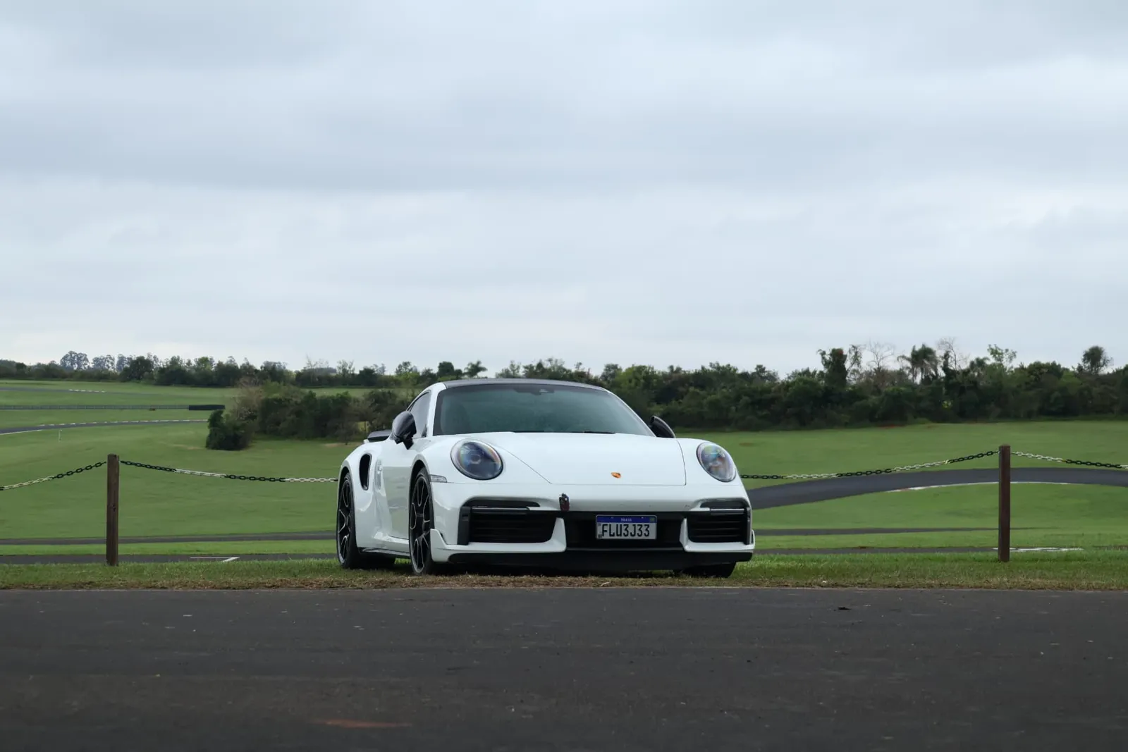 Porsche 911 Turbo S branco de frente, junto à corrente do paddock