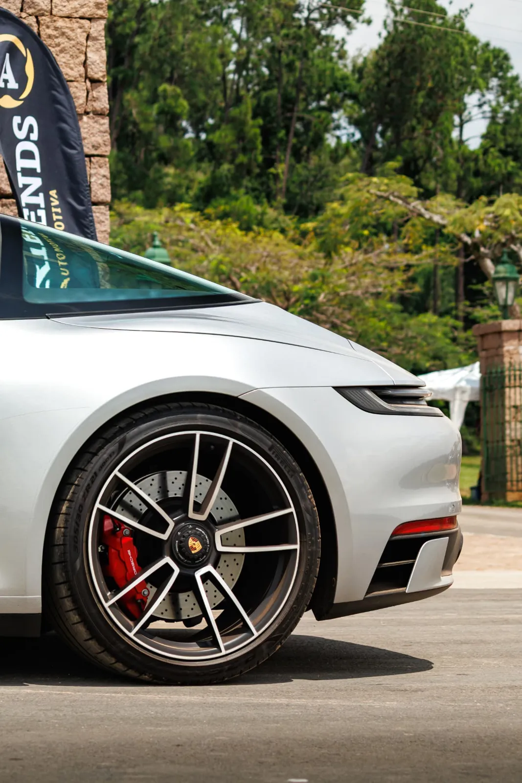 Detalhe da roda e pinça vermelha do Porsche 911