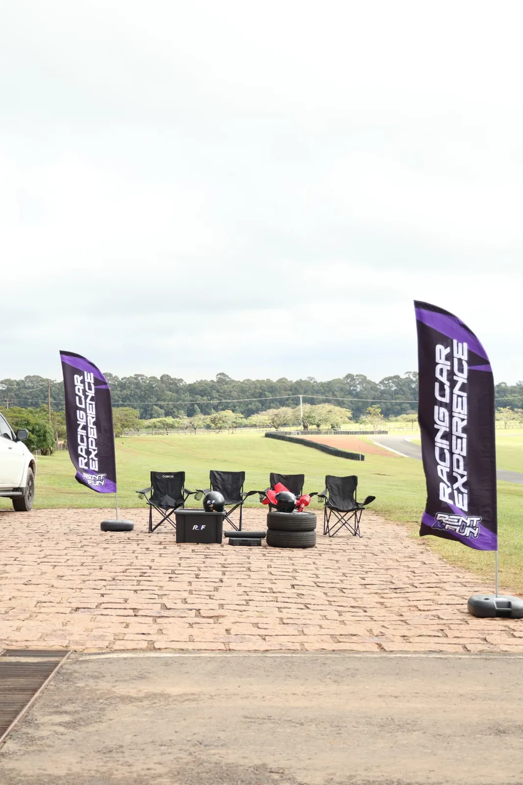Espaço Rent4Fun Racing Car Experience ao lado da pista
