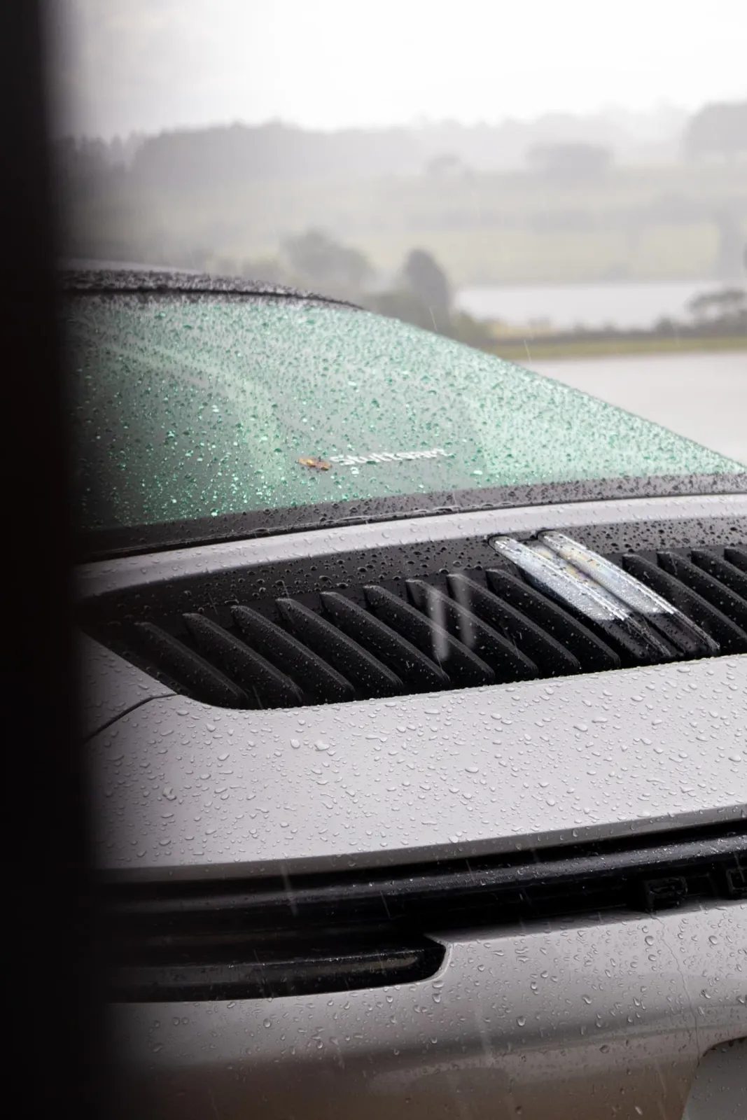 Detalhe da traseira molhada do Porsche 911 na chuva
