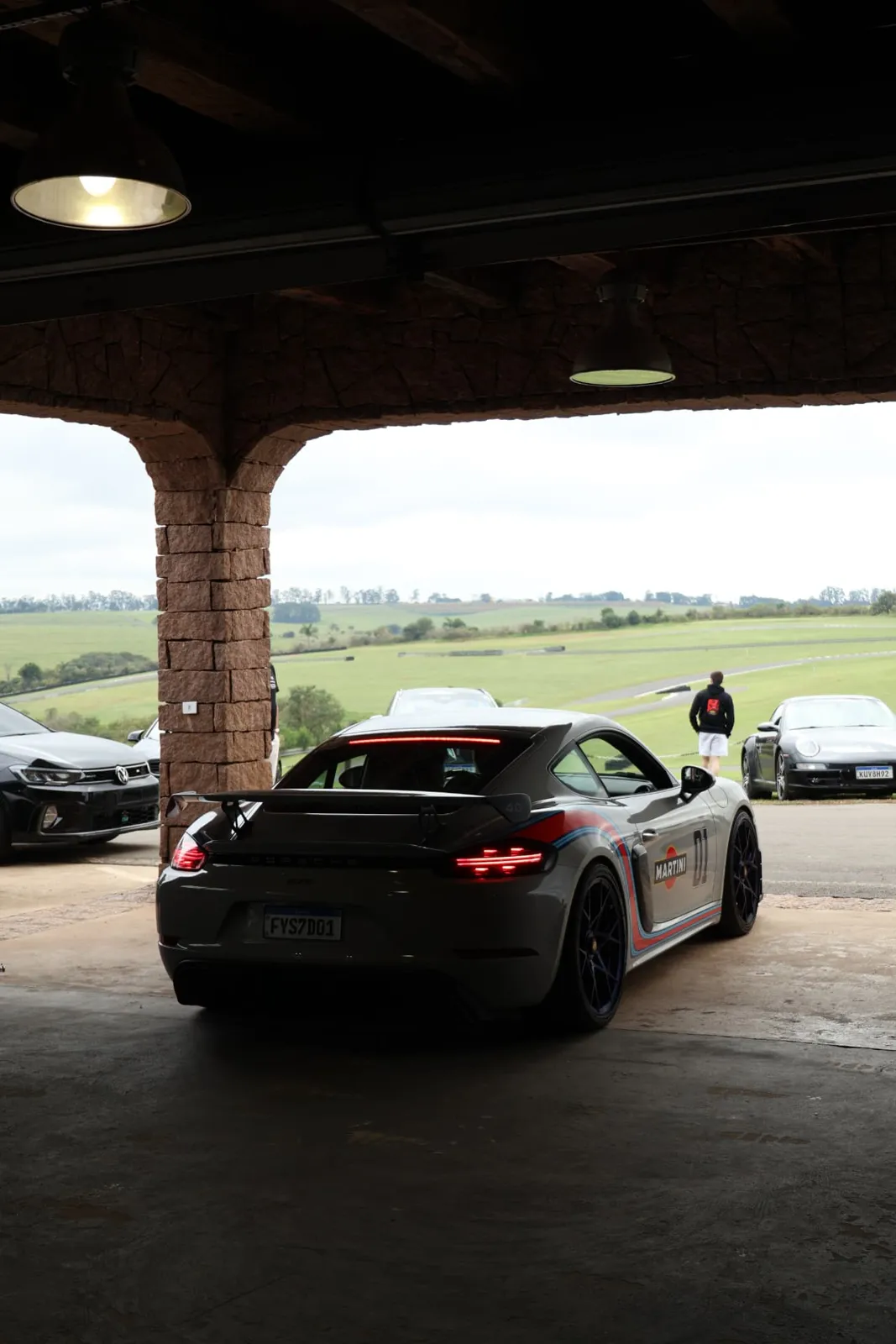 Porsche Cayman GT4 Martini saindo dos boxes
