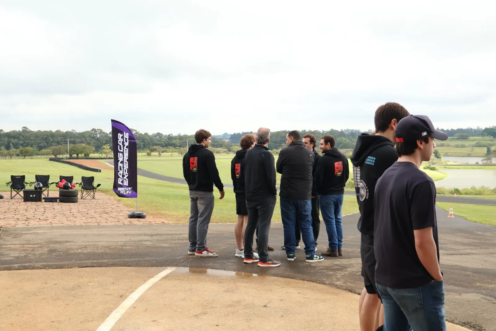 Participantes reunidos no briefing à beira da pista