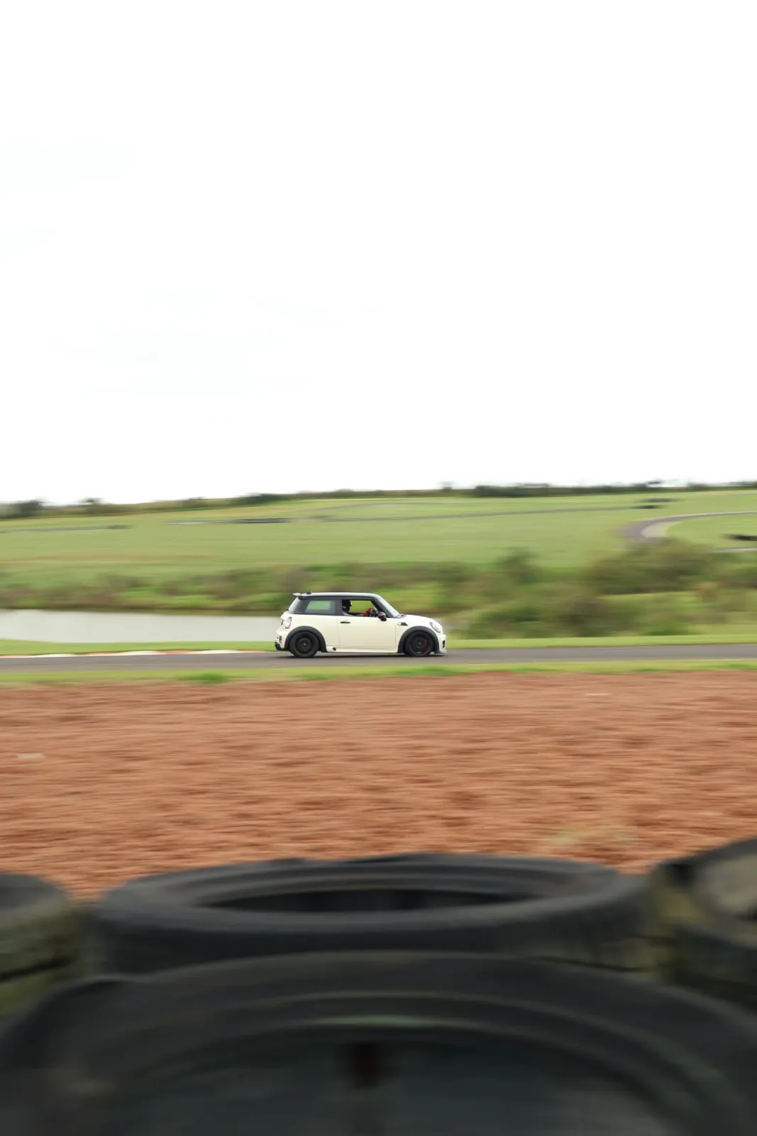 Mini John Cooper Works na reta com o lago ao fundo