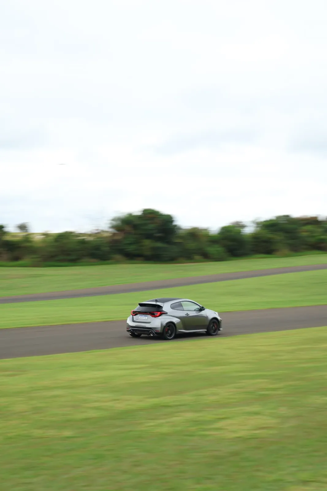 Toyota GR Yaris contornando a pista