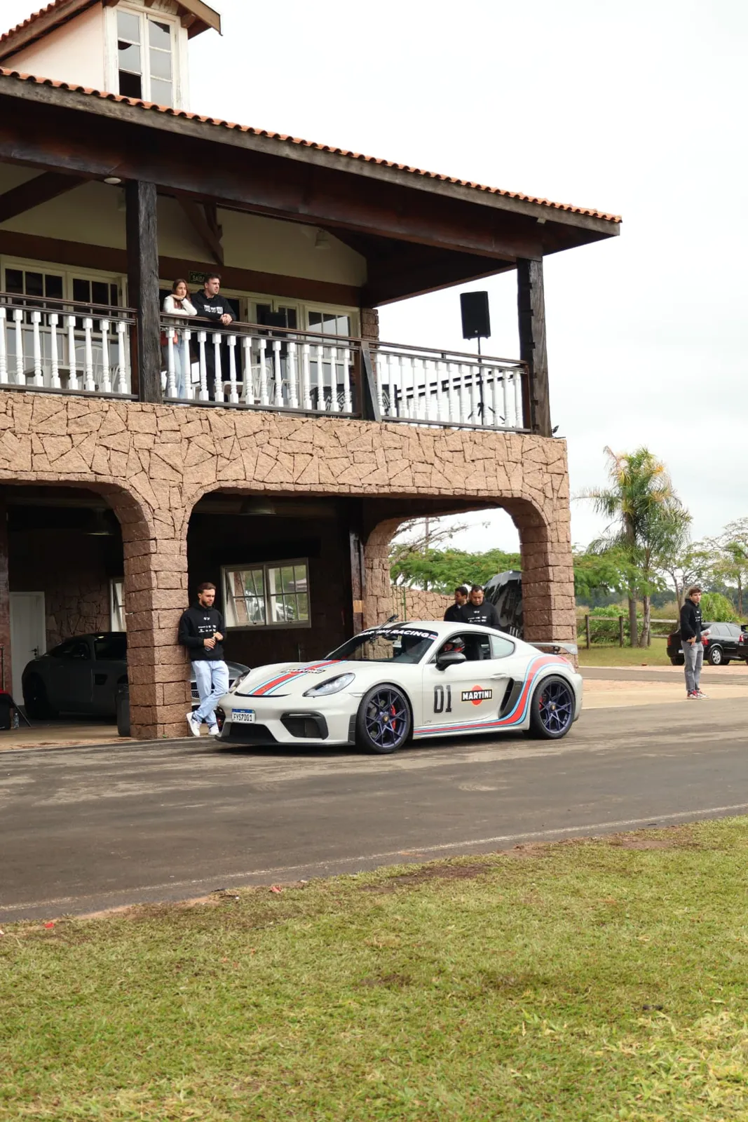 Porsche Cayman GT4 Martini sob a sede do autódromo