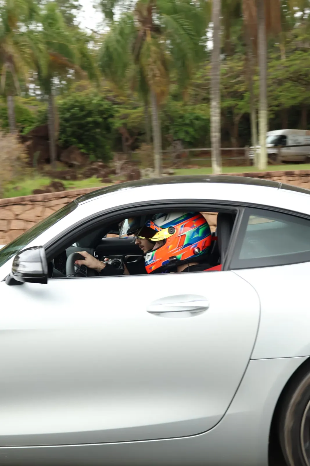 Piloto de capacete ao volante do Mercedes-AMG GT