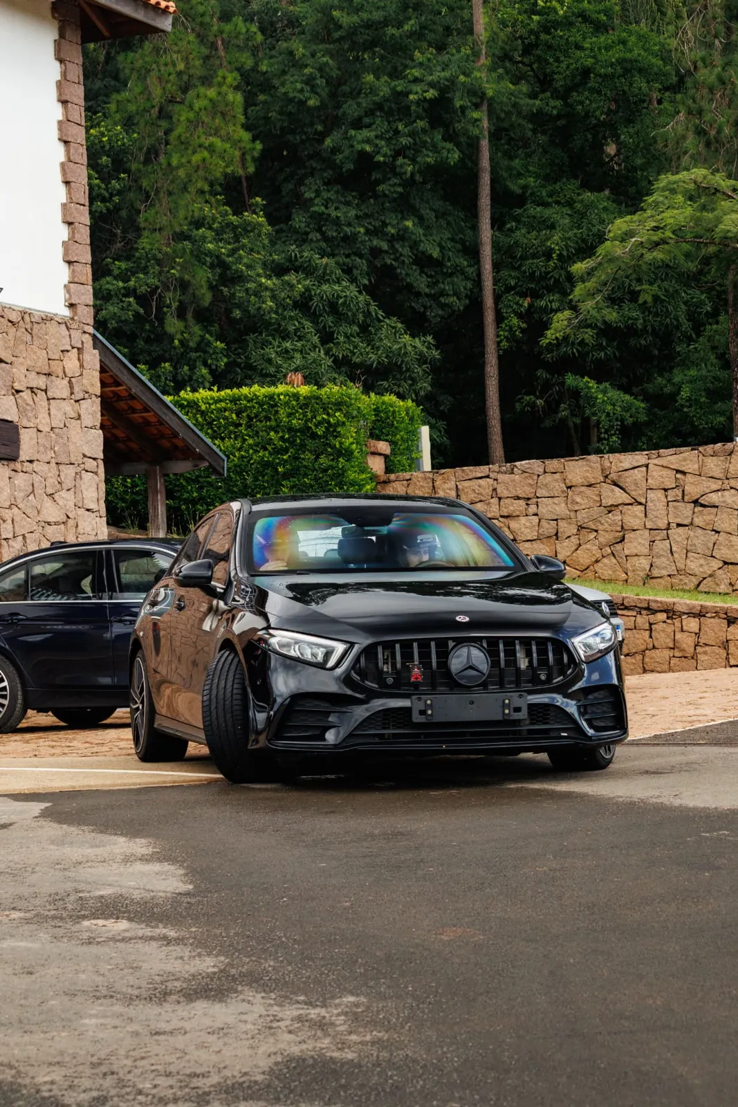 Mercedes-AMG A45 preto na saída dos boxes