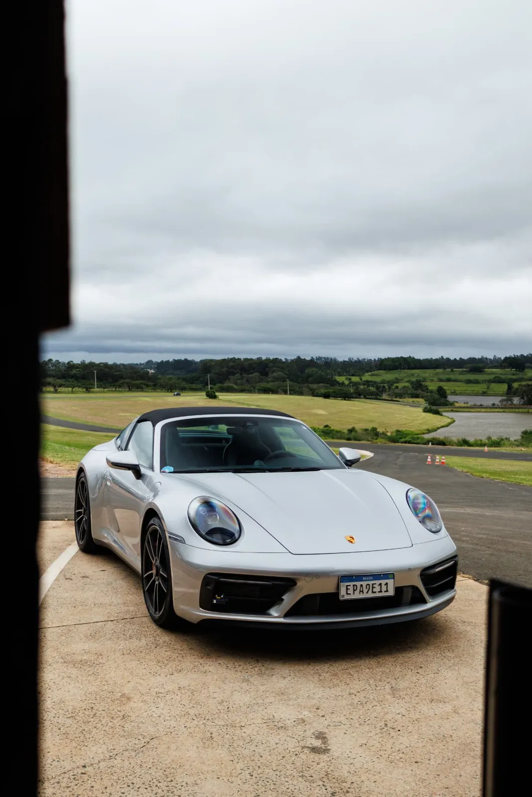 Porsche 911 Targa com vista para o autódromo