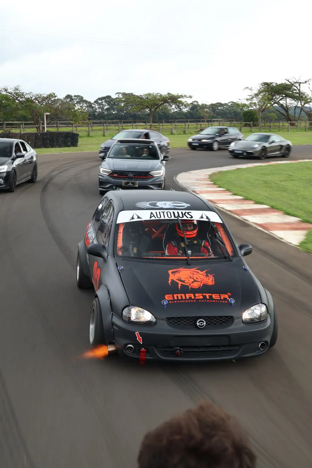 Chevrolet Corsa de corrida Autoluks soltando chamas à frente do comboio