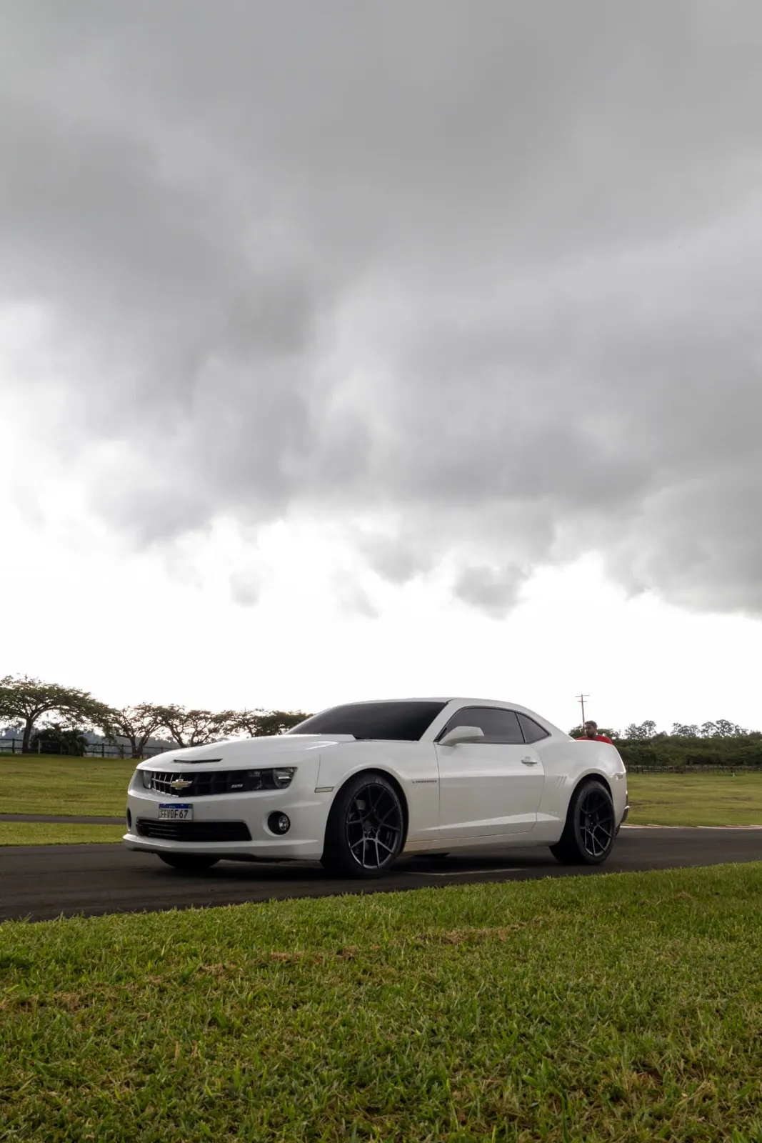 Chevrolet Camaro SS branco na pista do autódromo
