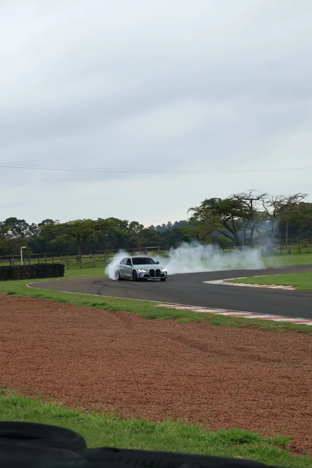 BMW M3 em drift envolto em fumaça