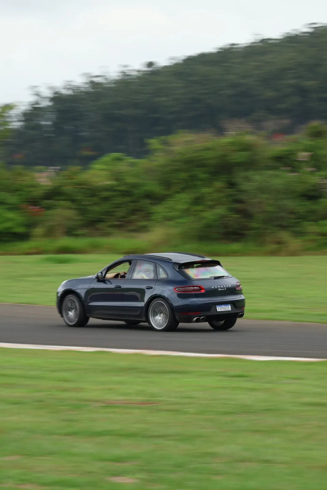 Porsche Macan S azul em velocidade